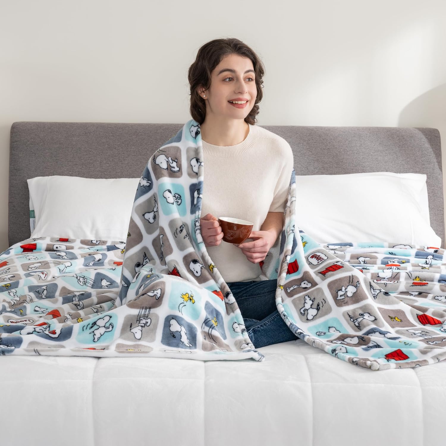 Detalle 2 de Berkshire Blanket Snoopy Plush Blanket 90"
