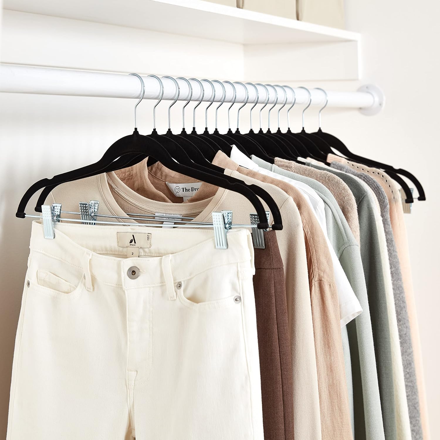 Thumbnail 5 de Amazon Basics: Grucce con pinze per gonne e pantaloni, velluto rivestito, confezione da 24, Nero
