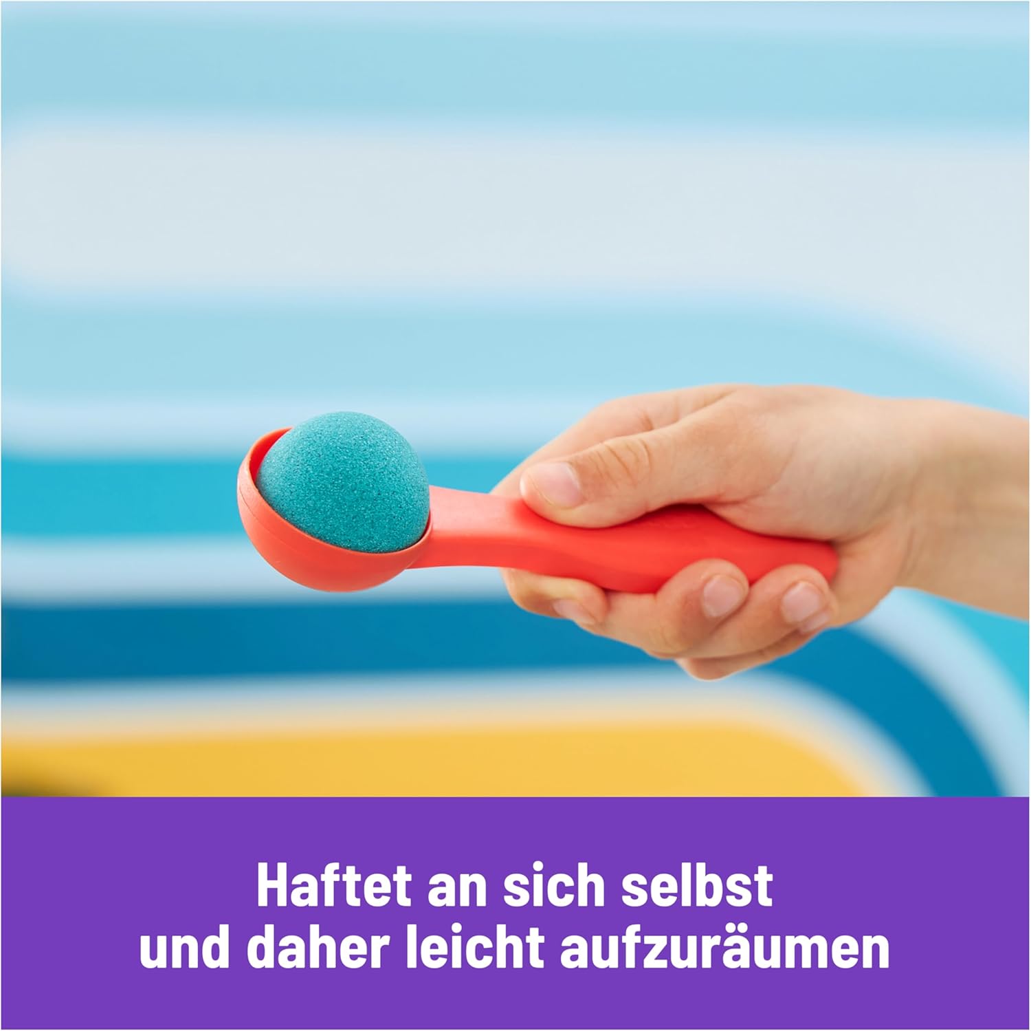 Detalle de Kinetic Sand Mold n' Flow Set (680 g) – Magischer Indoor-Sand in Rot & Türkis mit 3 Werkzeugen für Kinder ab 3 Jahren