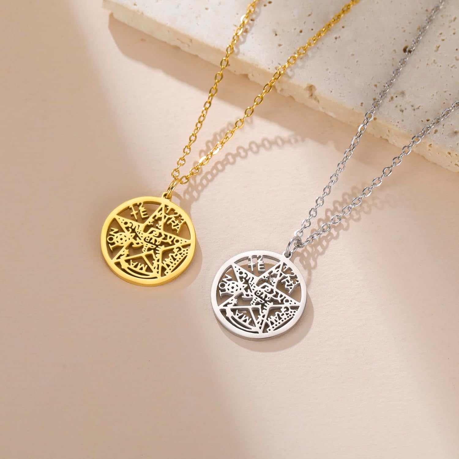 Detalle 2 de VASSAGO Hexen Knoten Halskette mit Tetragrammaton und Pentagramm – Edelstahl