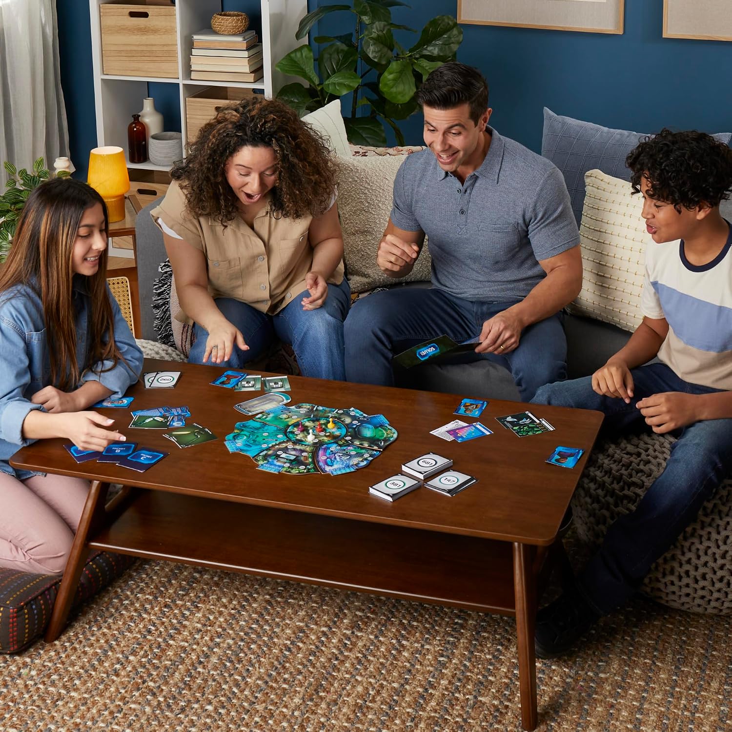 Detalle de Hasbro Gaming Cluedo Escape – Delitto all’Esposizione Universale (gioco da tavolo in stile escape room, 1-6 giocatori)