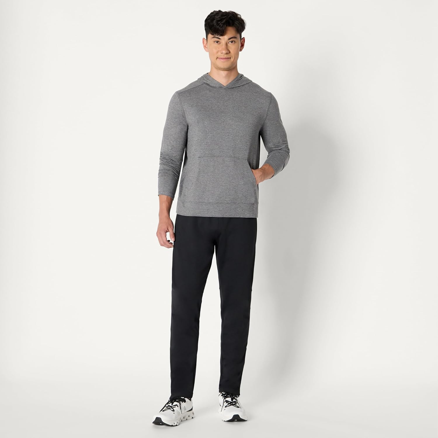 Detalle de Amazon Essentials Men's Athletic Soft Performance Lightweight Hoodie