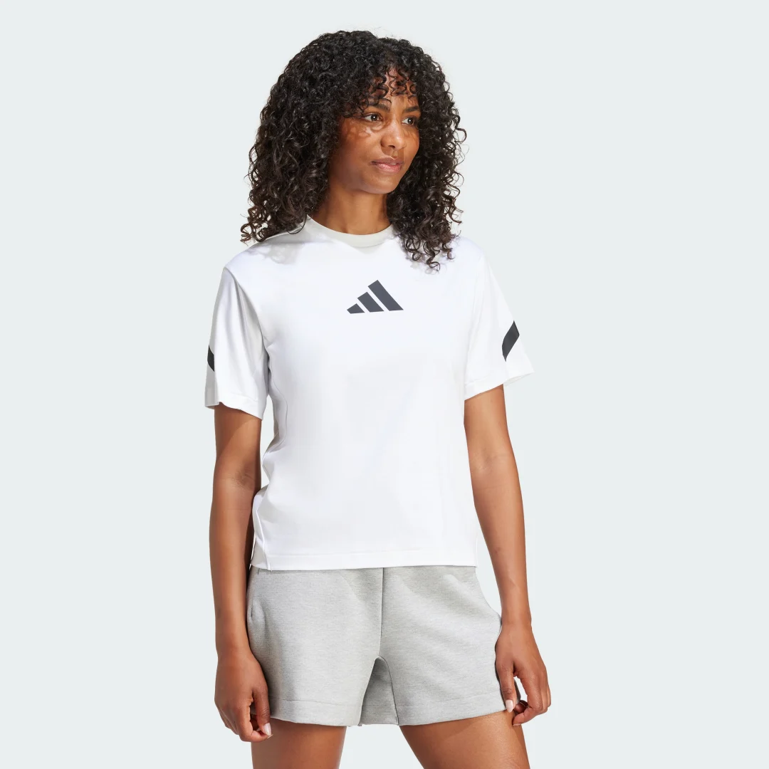 Detalle de Camiseta adidas Z.N.E. Blanco – versatilidad y estilo para tus entrenamientos