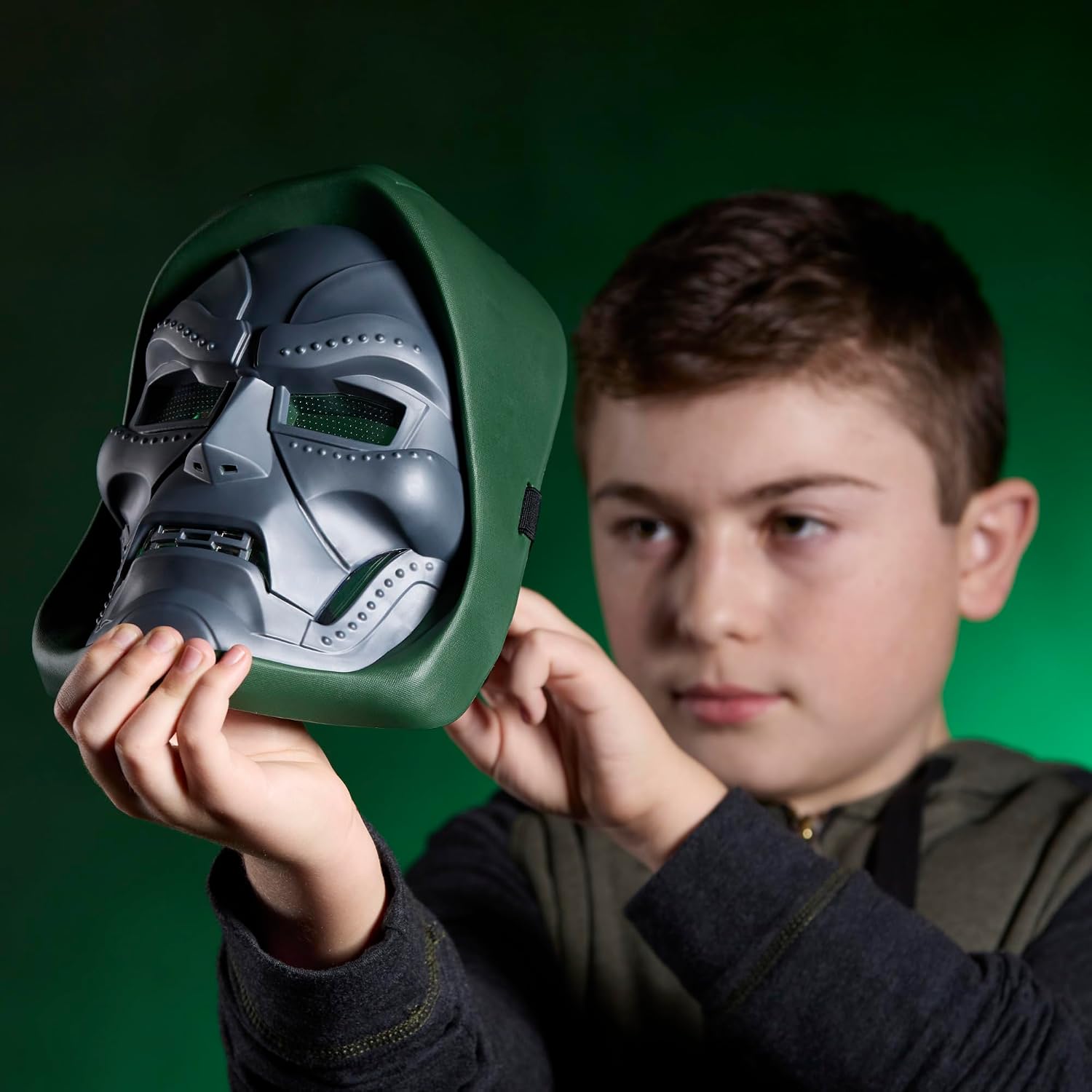 Detalle 1 de Marvel G26585L0 – elektroniczna maska Doktora Dooma z zielonym światłem