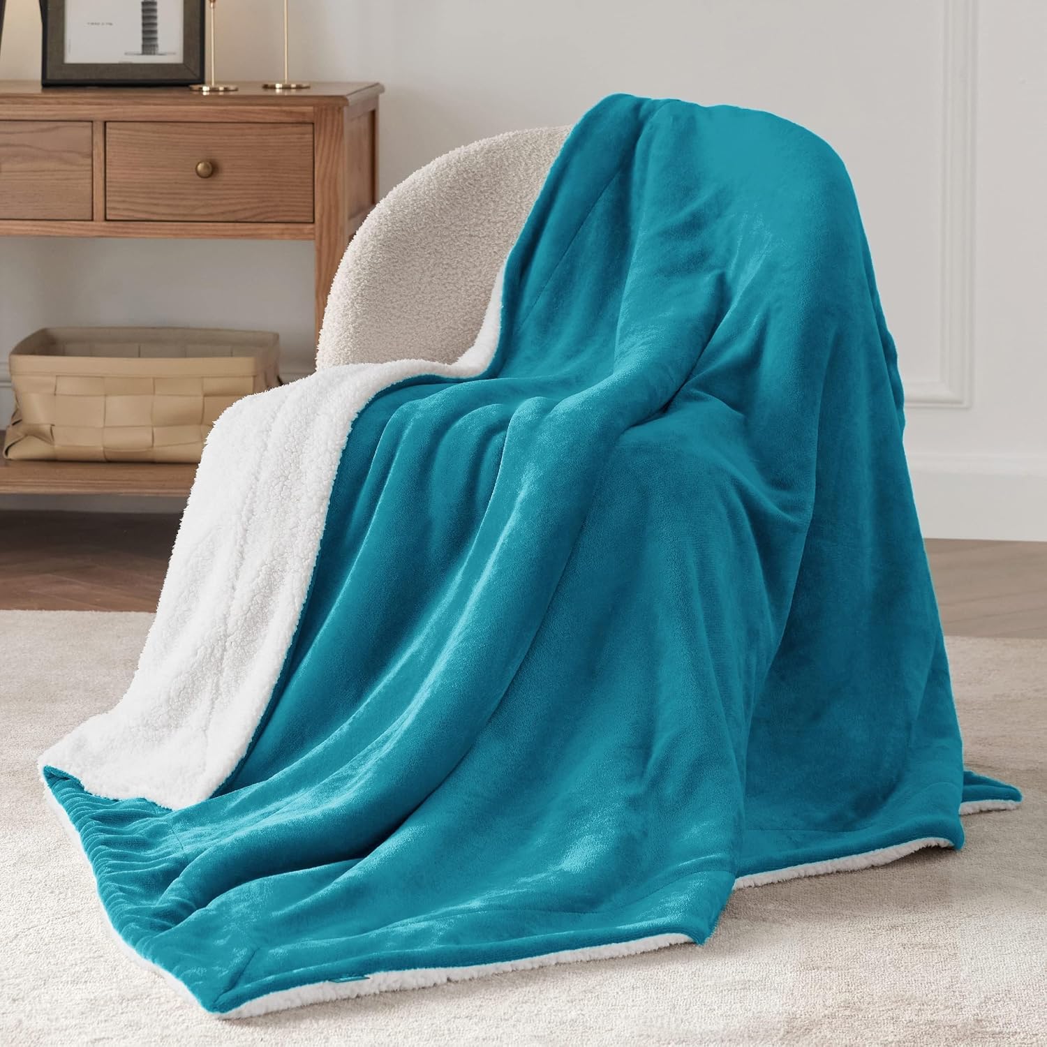 Detalle de Bedsure Sherpa Fleece Throw Blanket – Thick and Warm, 150x200cm (Turquoise)