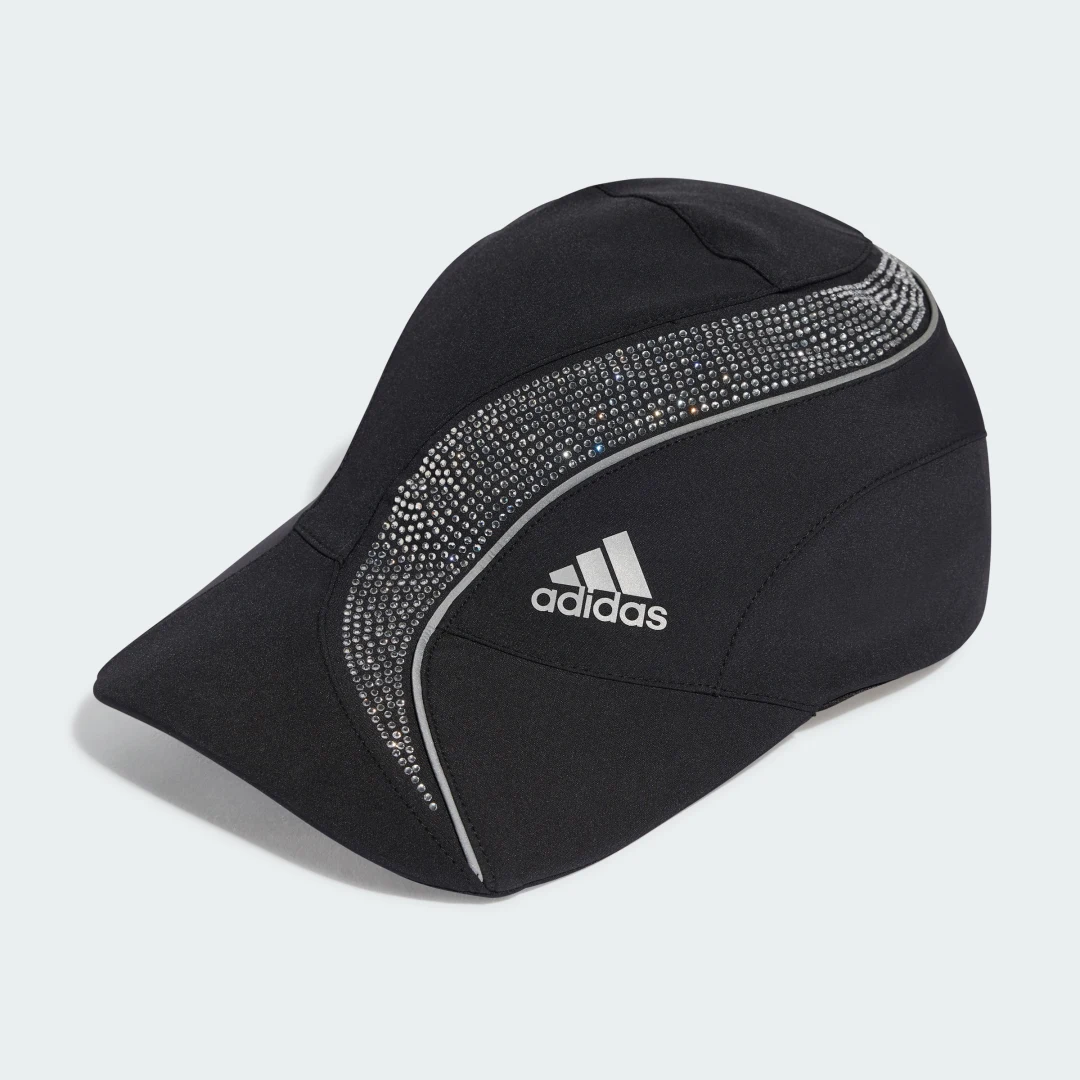 Detalle de GORRA RHINESTONES de Adidas: estilo atemporal en color negro con detalles brillantes