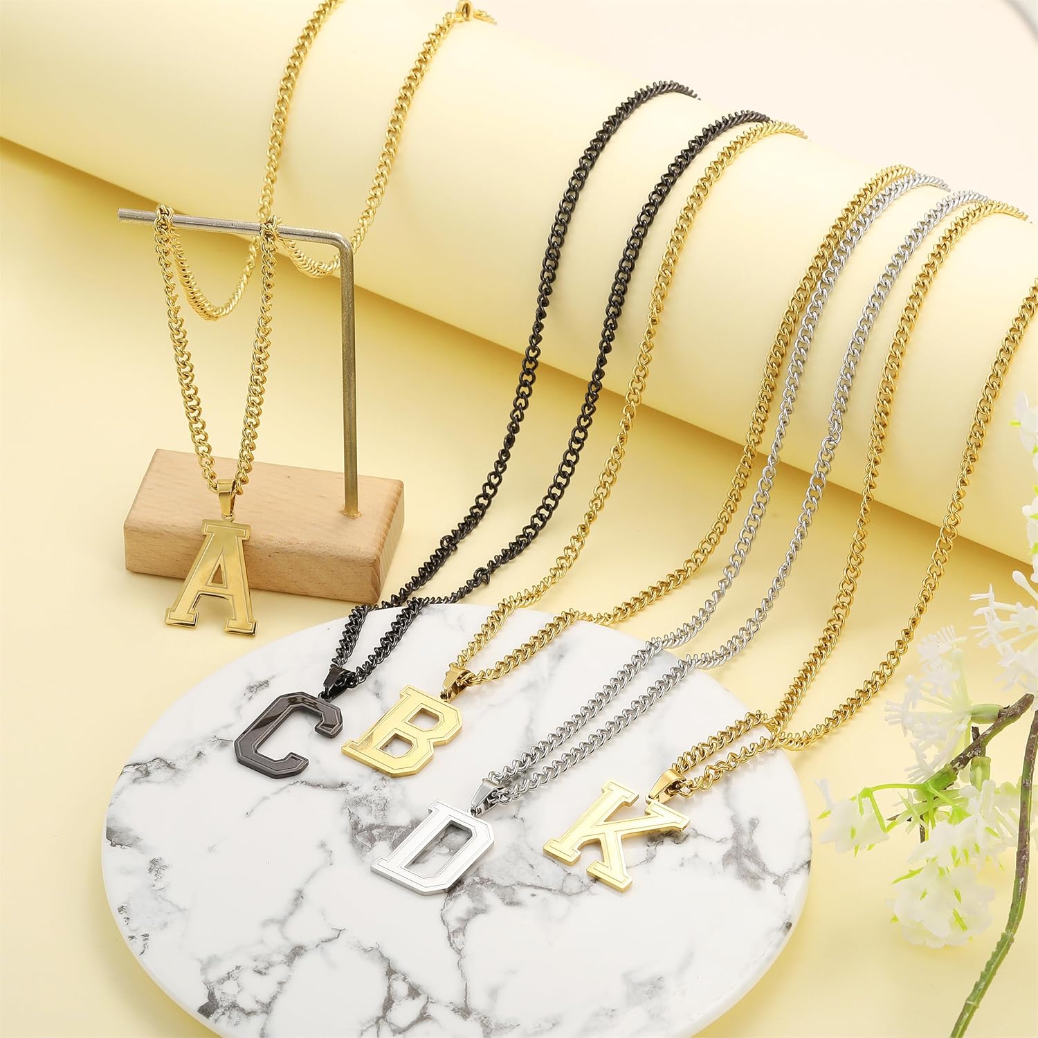 Detalle de RWQIAN Mens Initial Necklace 60cm Stainless Steel with A–Z Pendant (Silver, Gold, Black) – Gift for Dad, Husband, Son