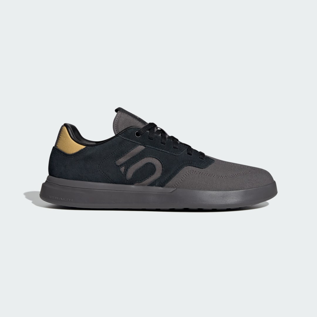 Detalle de Zapatilla Five Ten Sleuth Mountain Bike de Adidas — diseño versátil para MTB urbano y de trail