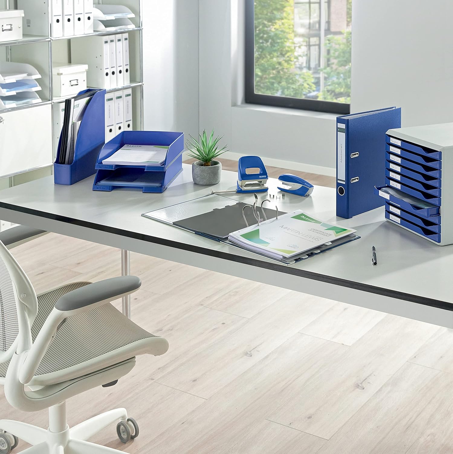 Thumbnail 5 de Leitz Briefkorb Standard A4 (5er-Pack) – stapelbare Dokumentenablage in Blau, Premium-Qualität