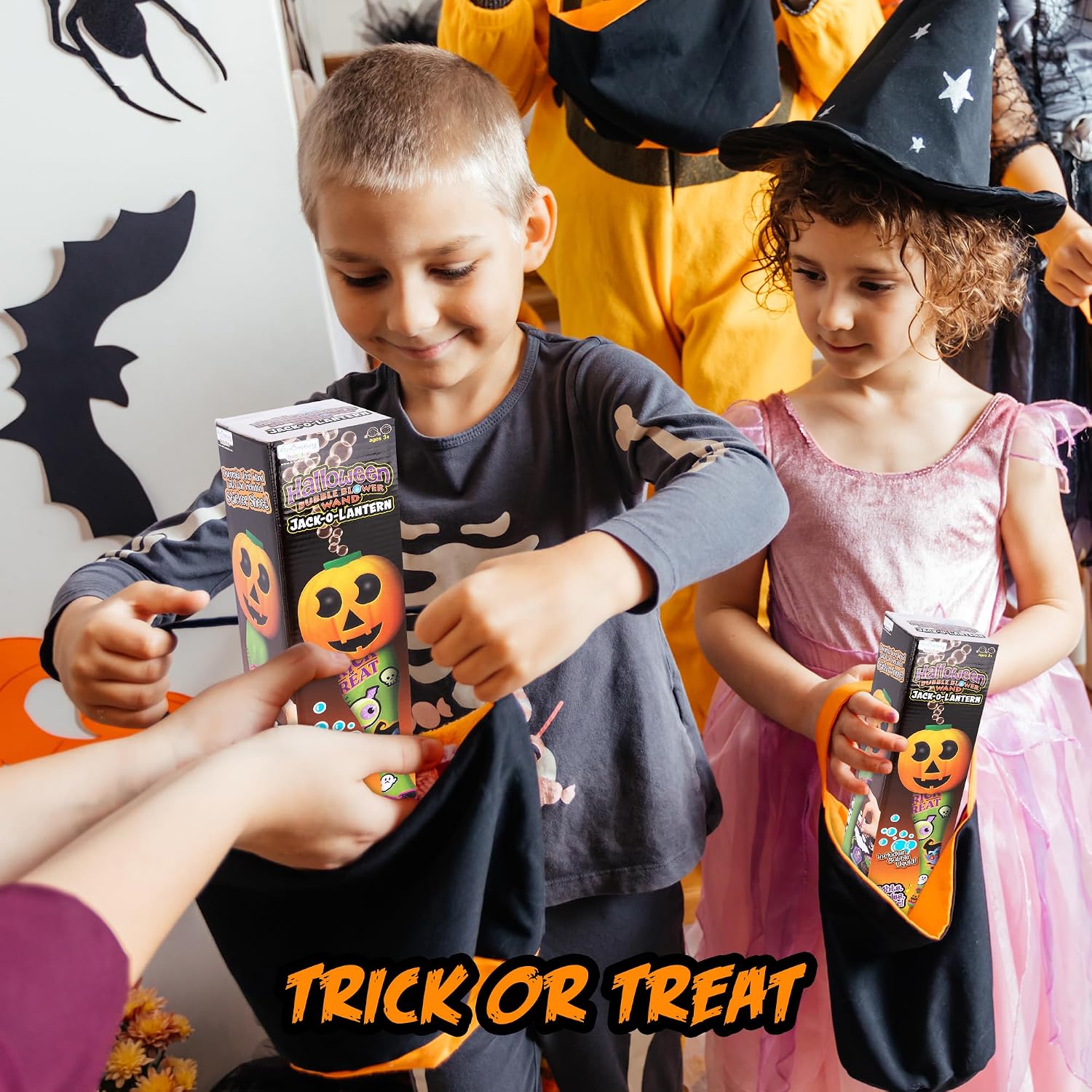 Detalle 2 de ArtCreativity Halloween Pumpkin Bubble Wand for Kids with LED Lights & Music