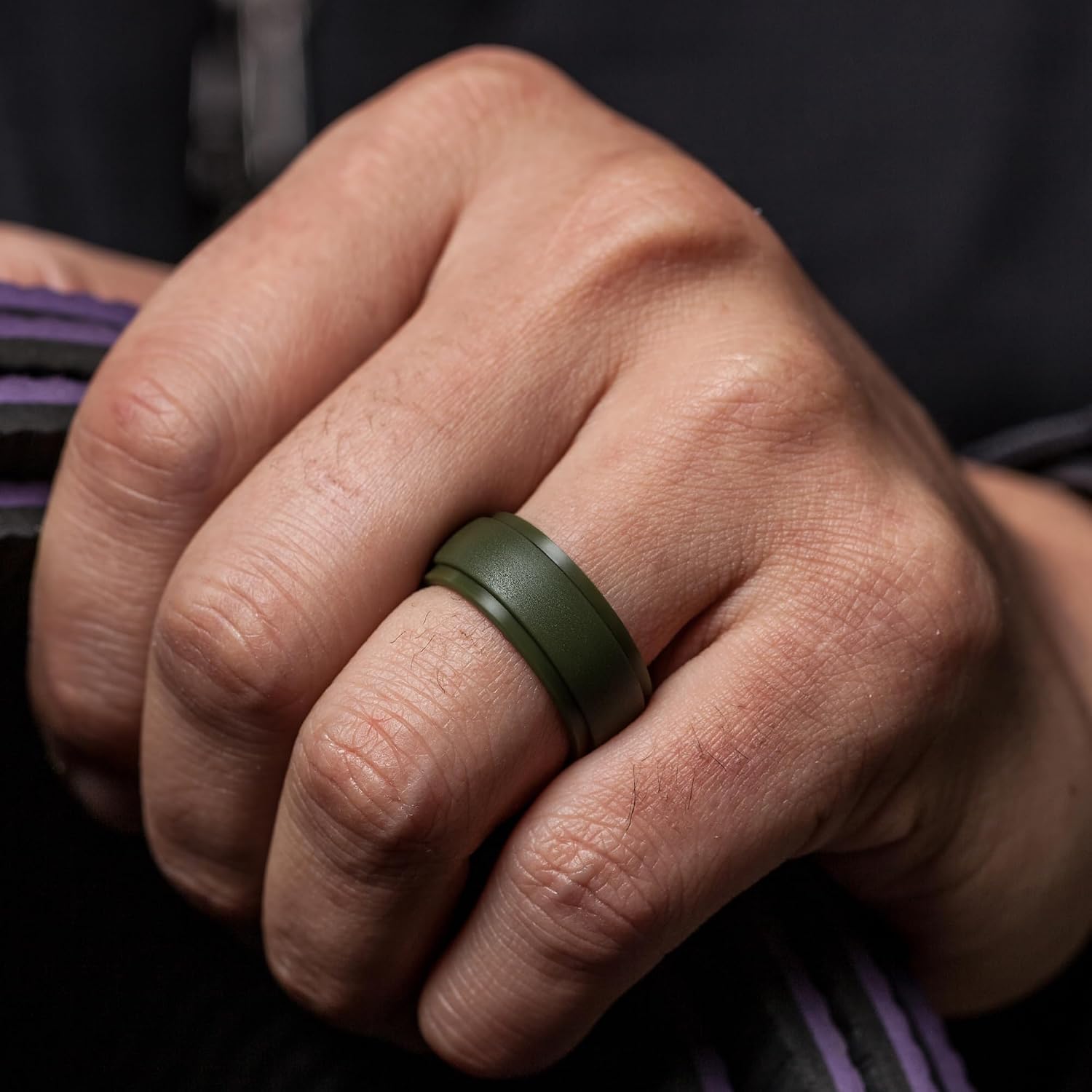 Detalle de ThunderFit Silicone Rings for Men – Step Edge Rubber Wedding Band (10mm Wide, 2.5mm Thick)