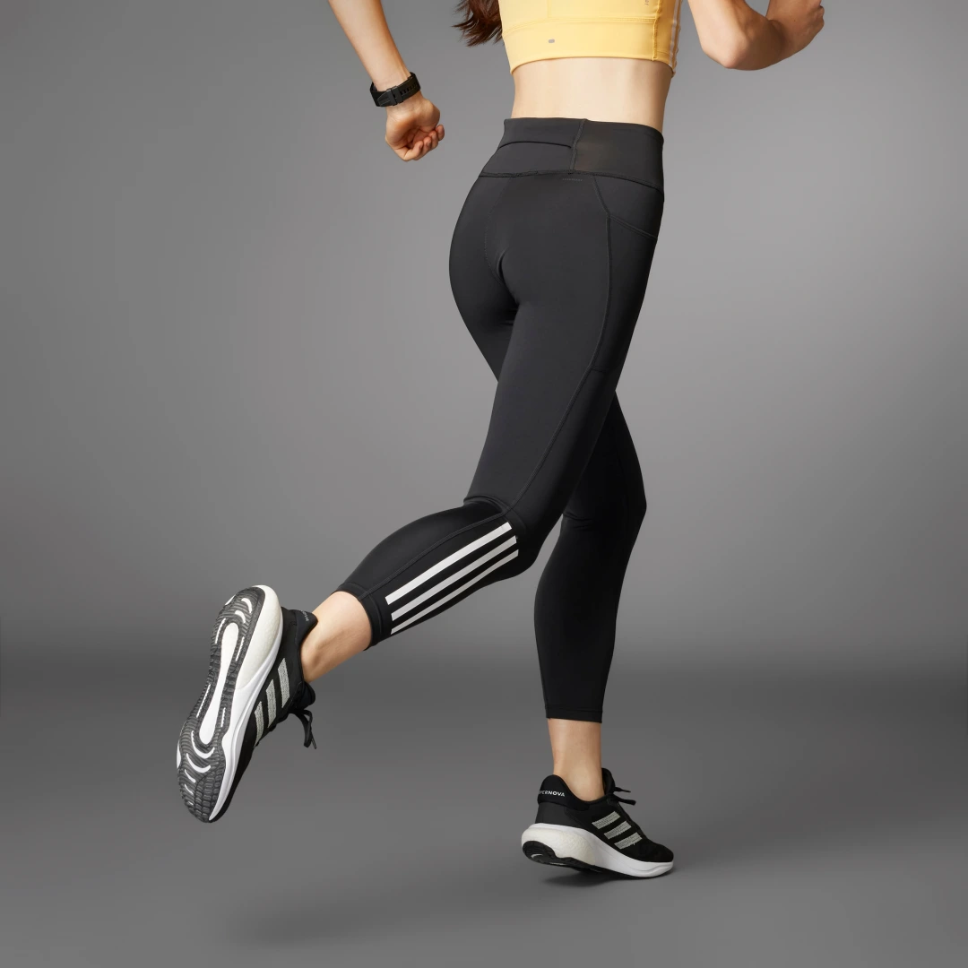 Detalle de Mallas 7/8 adidas DailyRun con 3 bandas – confort y estilo para tus entrenamientos