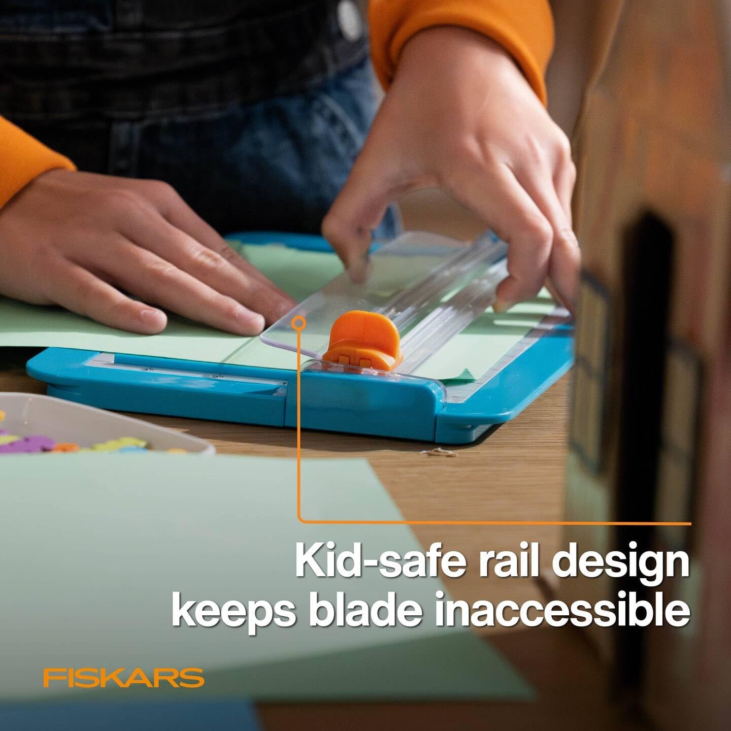 Detalle de Fiskars Papierschneider für Kinder ab 6 Jahren – sichere Klinge, gerader Schnitt, 29,2 x 17,8 cm