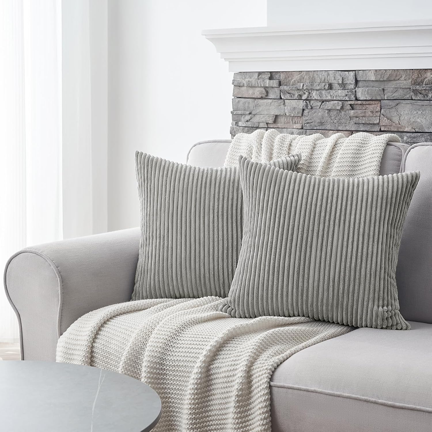 Detalle 2 de Topfinel Fundas Cojines Grises 65x65 Pana para Sofá 🛋