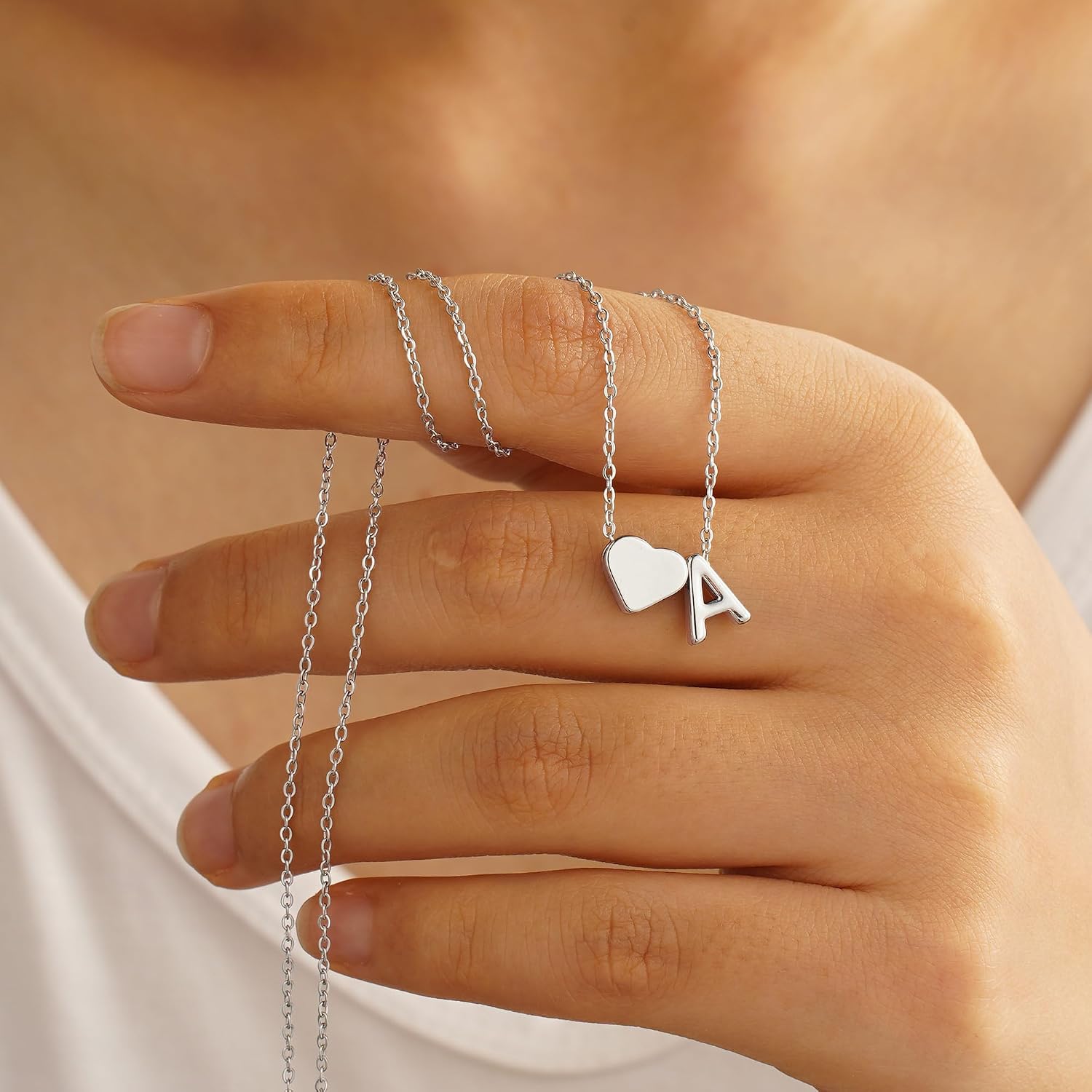 Detalle de TINGN Collana con cuore e lettere A–Z in oro placcato 14K: regalo personalizzato per donne e ragazze