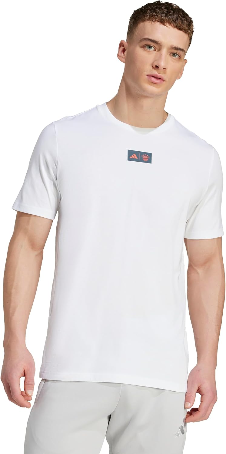 Detalle de adidas Men’s FC Bayern Munich Seasonal Graphic T-Shirt
