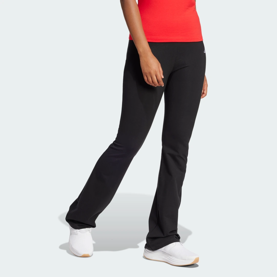 Detalle de Mallas Essentials Small Logo Flared de Adidas, color Negro