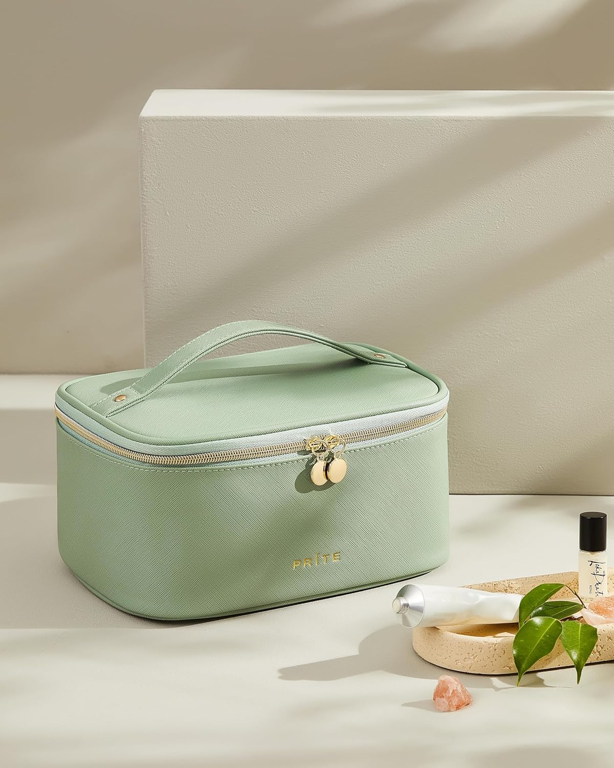 Detalle 2 de Prite Large Makeup Bag for Women – Waterproof Vegan Leather Travel Cosmetic Case (Green)