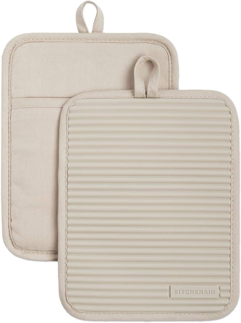 Detalle de KitchenAid Ribbed Soft Silicone Pot Holder 7"x9" 🧂