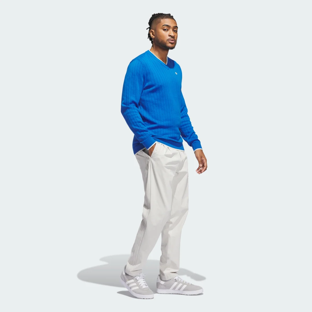Detalle de Jersey Originals Cashmere Knit de Adidas: comodidad y estilo en azul
