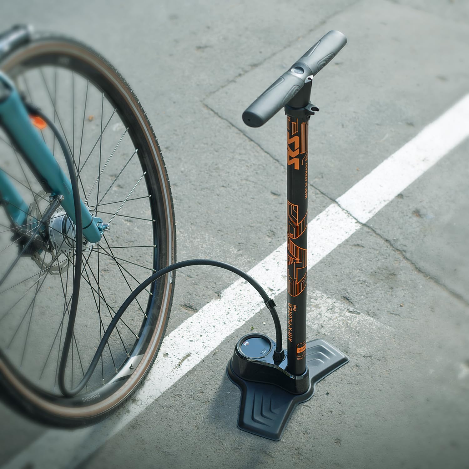Detalle de SKS Germany AIR-X-PLORER DIGI 10.0: pompa ad aria per bici con manometro LED e testa MV EASY
