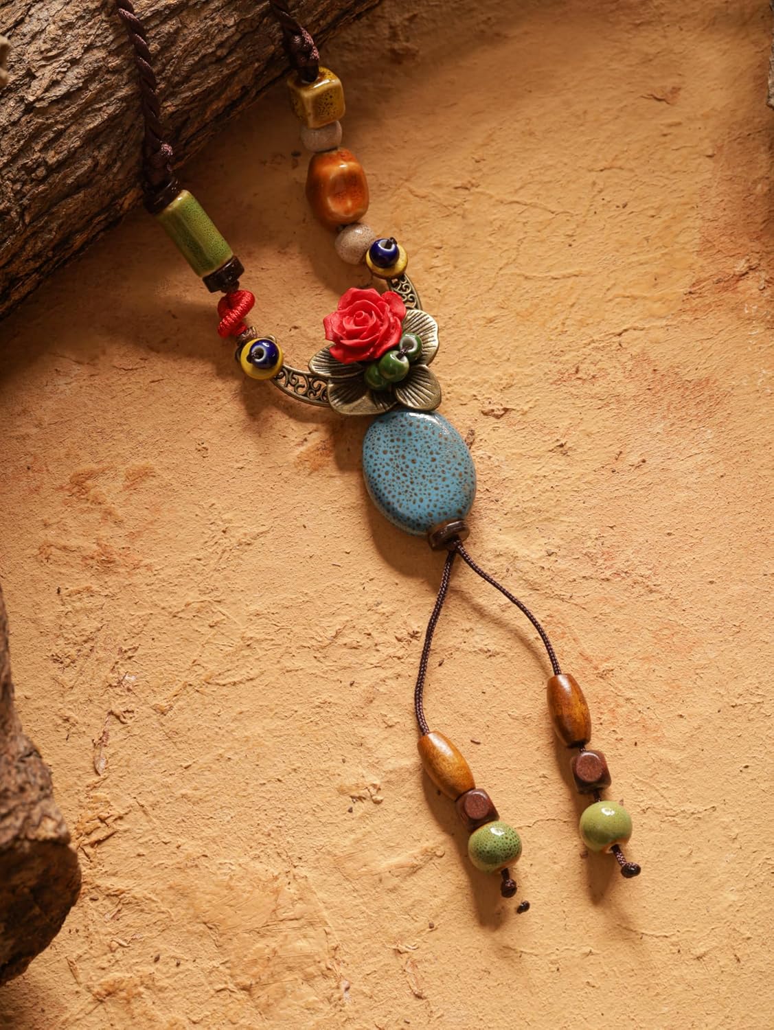 Detalle 2 de MINACHI Crescent Moon Lariat Necklace with Ceramic Beads