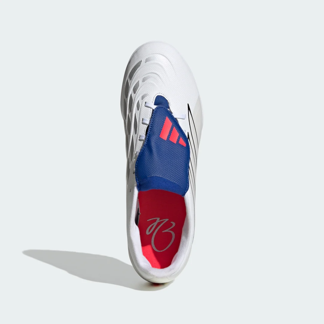 Detalle de Adidas Predator Club Fold-Over Tongue moqueta — Bota de fútbol en blanco