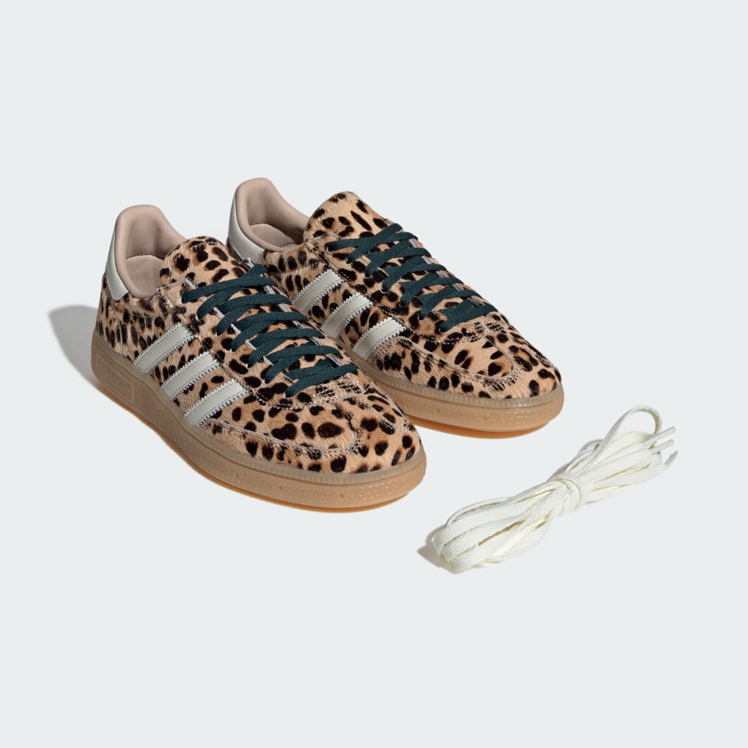 Detalle de Zapatilla Handball Spezial con estampado de leopardo en beige – Adidas