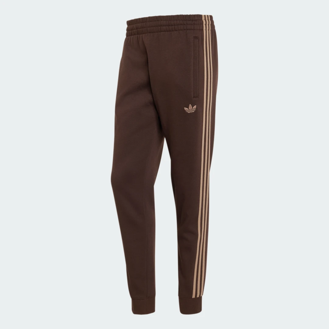 Detalle de Pantalón de deporte 3 Stripes de Adidas, marrón