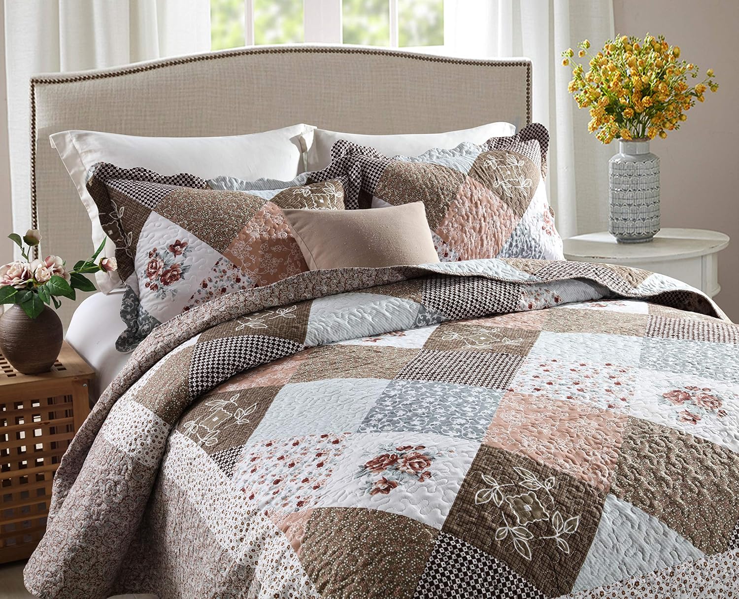 Detalle 2 de Travan 3-Piece Queen Quilt Set with Shams: Oversized, Reversible Microfiber Comfort