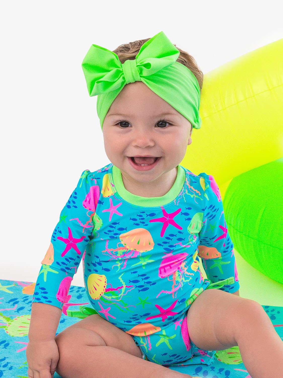 Detalle de RuffleButts Girls' Swim Bow Headband, UPF 50+ Stretch Fabric