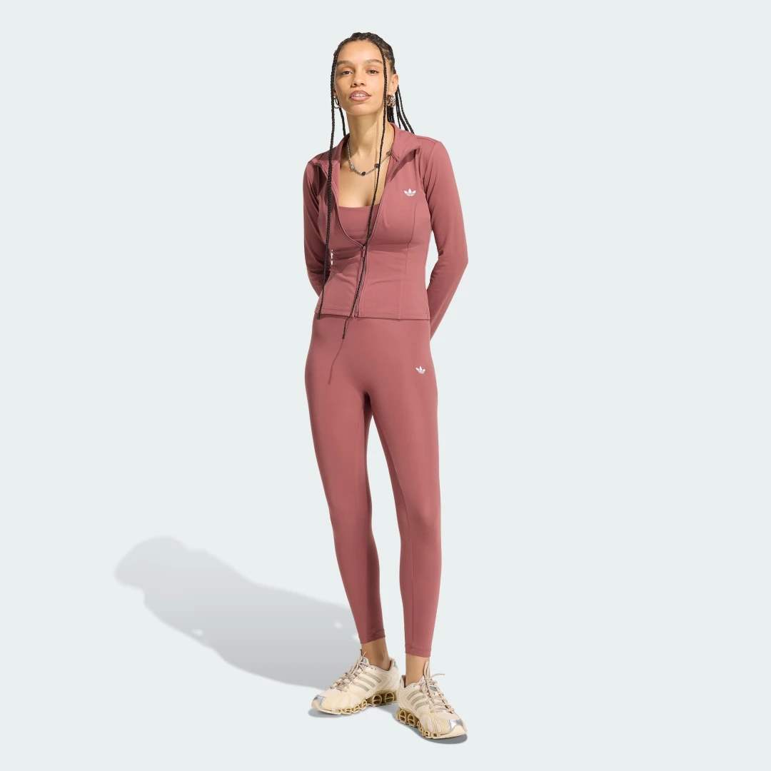 Detalle de SUDADERA ESSENTIALS POLIÉSTER de Adidas — Burgandy, comodidad diaria