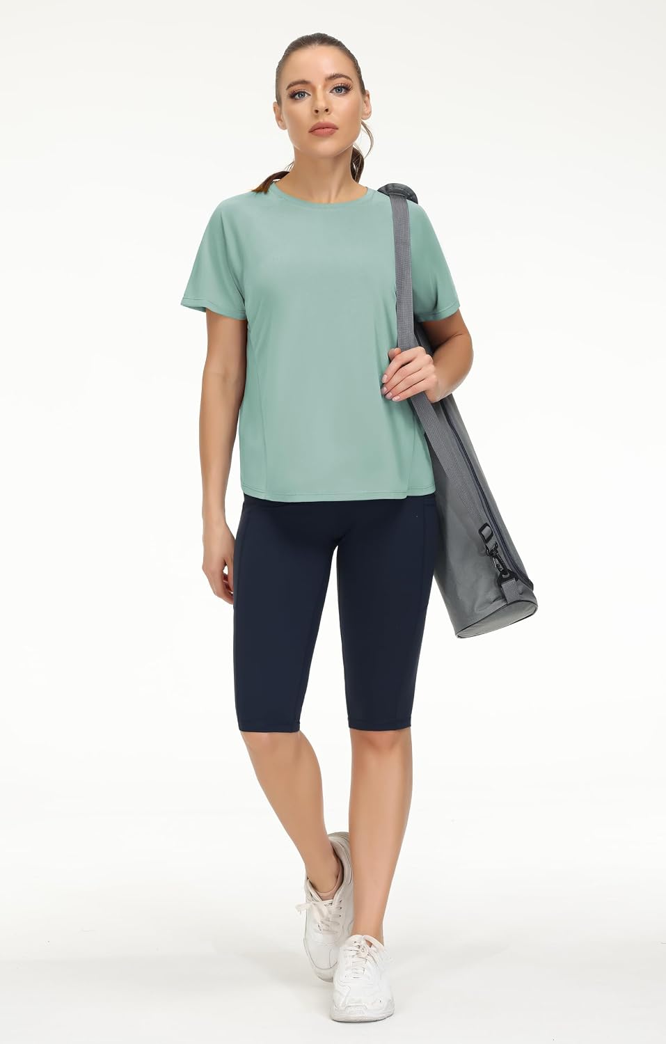 Detalle de THE GYM PEOPLE maglia donna manica corta workout traspirante con spacchi laterali