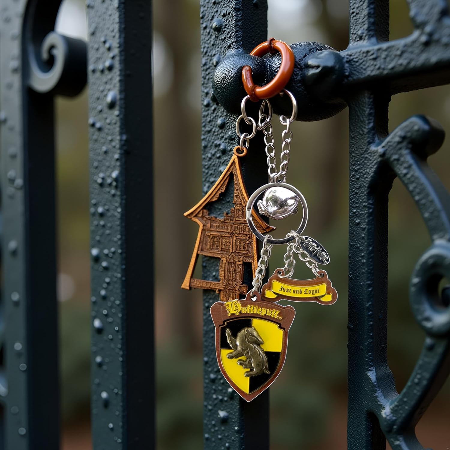 Detalle 2 de GWCC Licensed Harry Potter Wooden Enamel 3D Keyring – 5 Houses (Hogwarts, Gryffindor, Slytherin, Hufflepuff, Ravenclaw)
