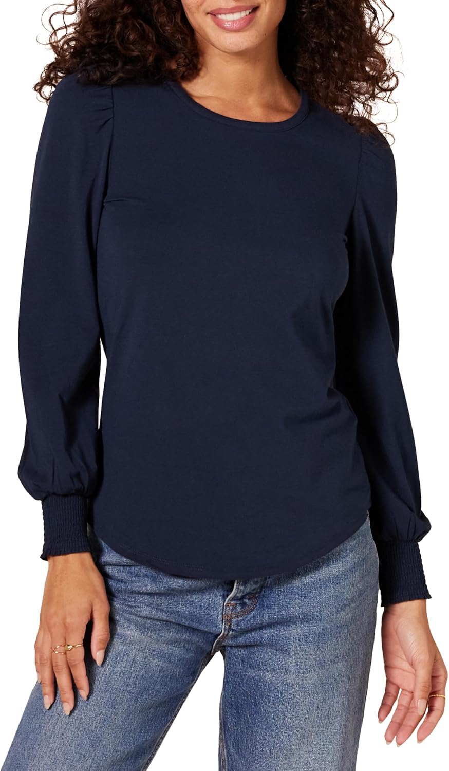 Thumbnail 5 de Amazon Essentials Women's Long-Sleeve Crewneck Smocked Cuff T-Shirt