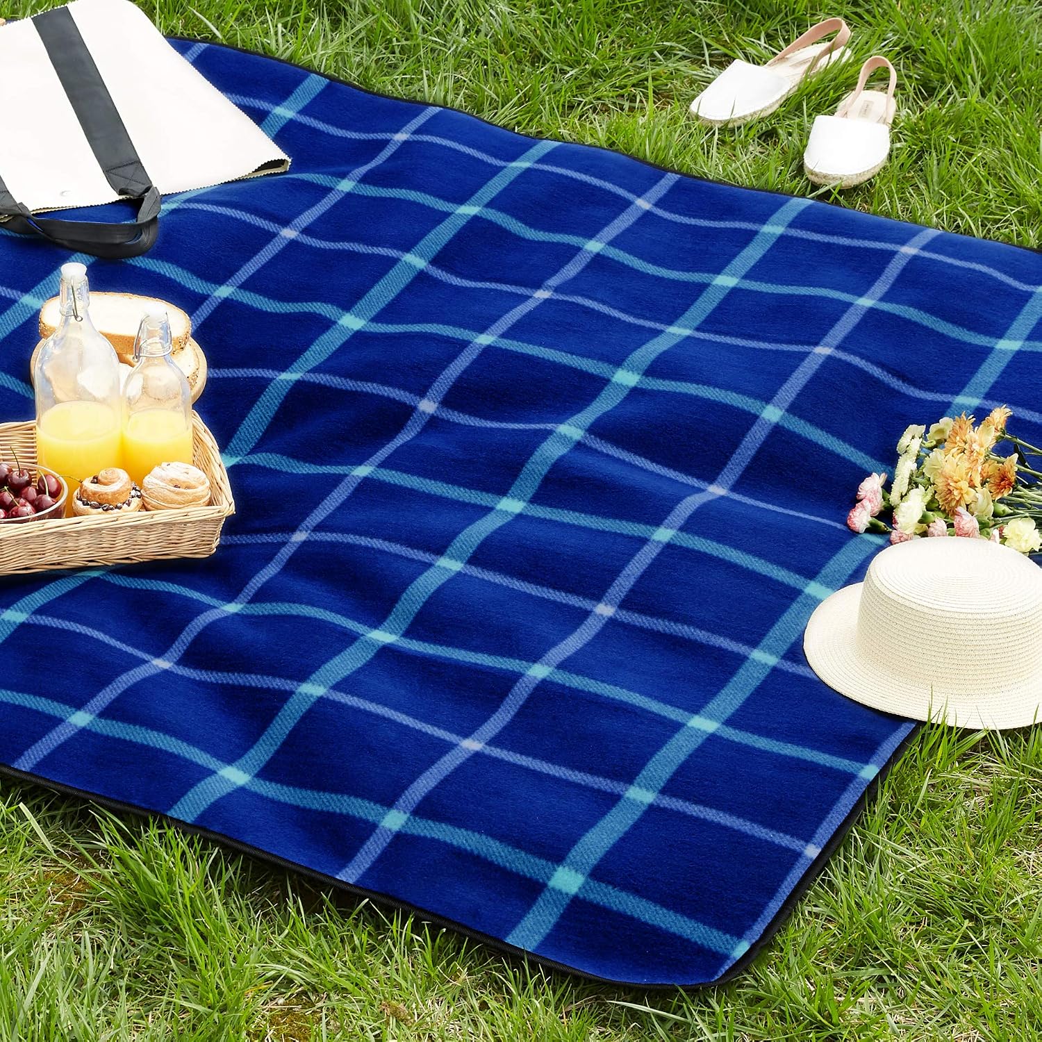 Detalle de Amazon Basics Coperta da picnic impermeabile 200x200 cm, blu scuro con motivo quadretti