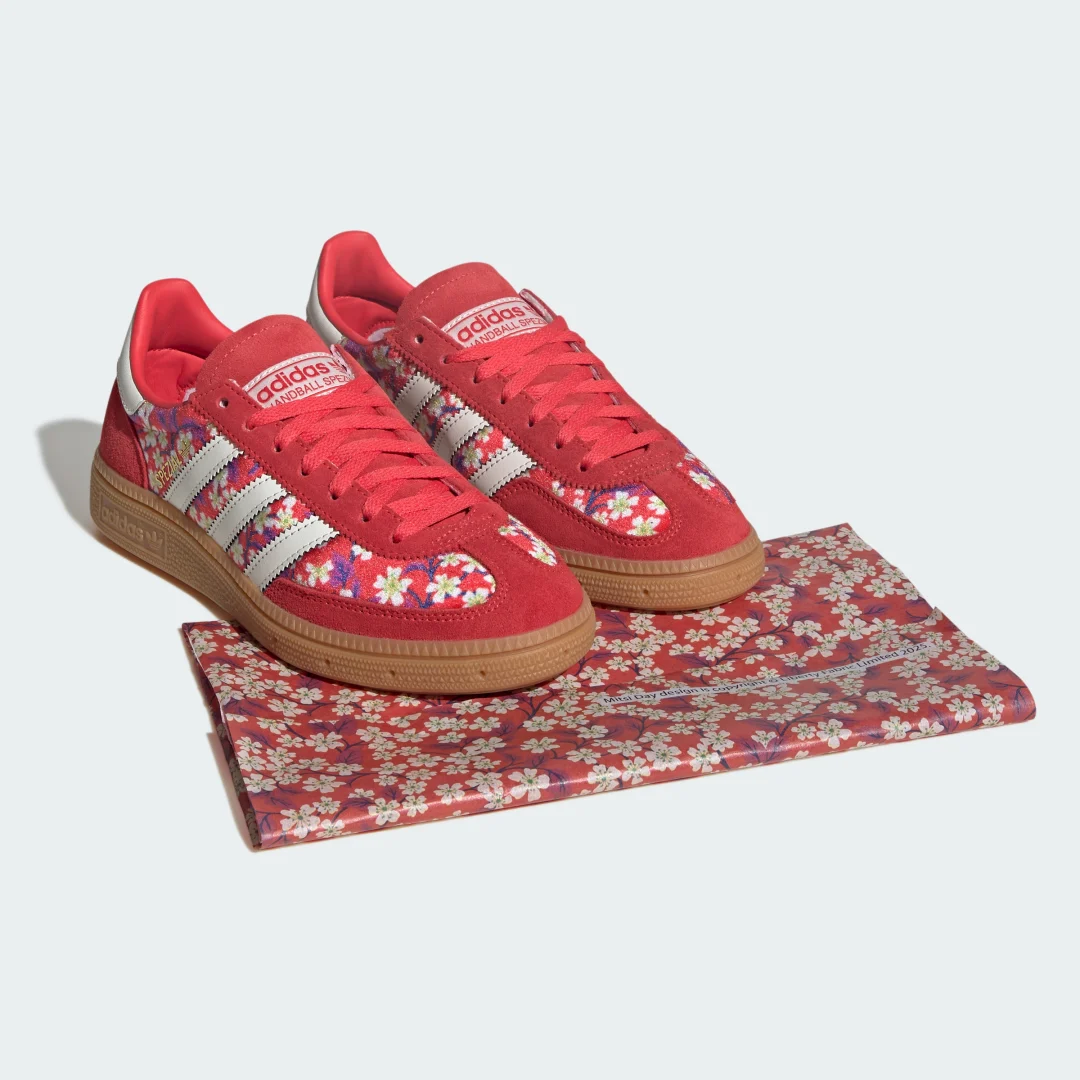 Detalle de Handball Spezial x Liberty London de Adidas – Zapatilla roja (edición especial)