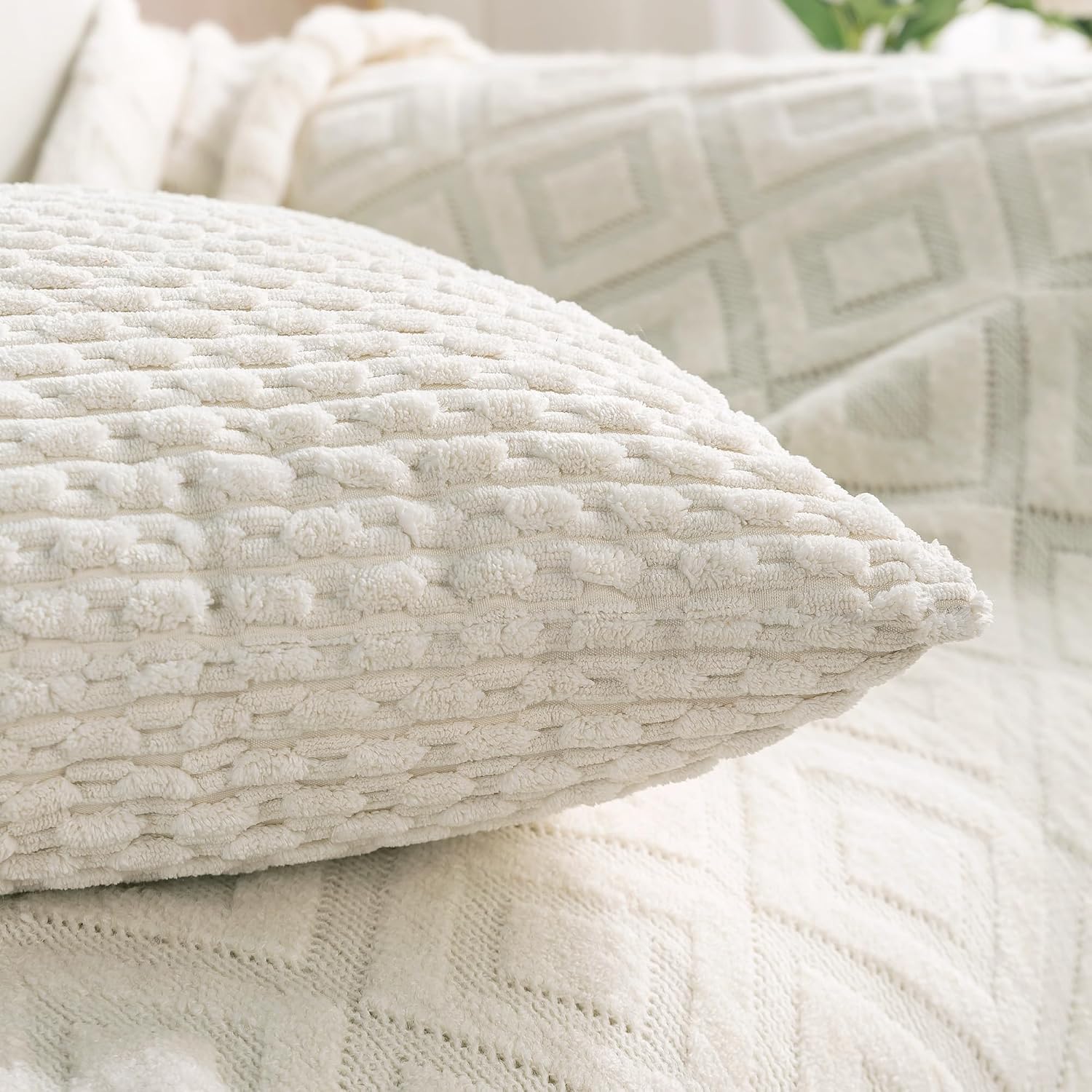 Detalle 2 de Cozoomy Cream White Corduroy Pillow Covers 20x20 Set of 4 🛋