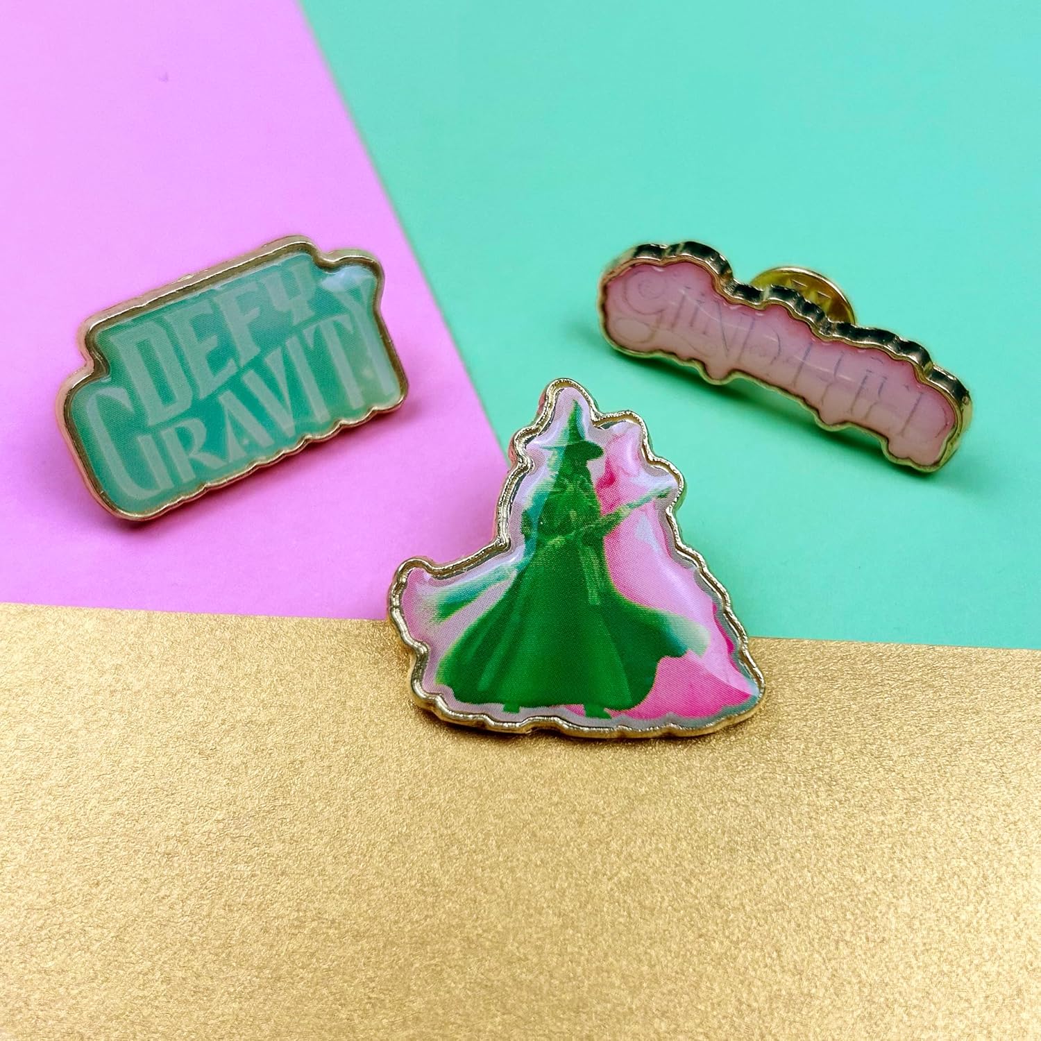 Detalle 2 de Wicked Enamel Pin Badges – Glinda and Elphaba Defy Gravity (Official Merchandise)