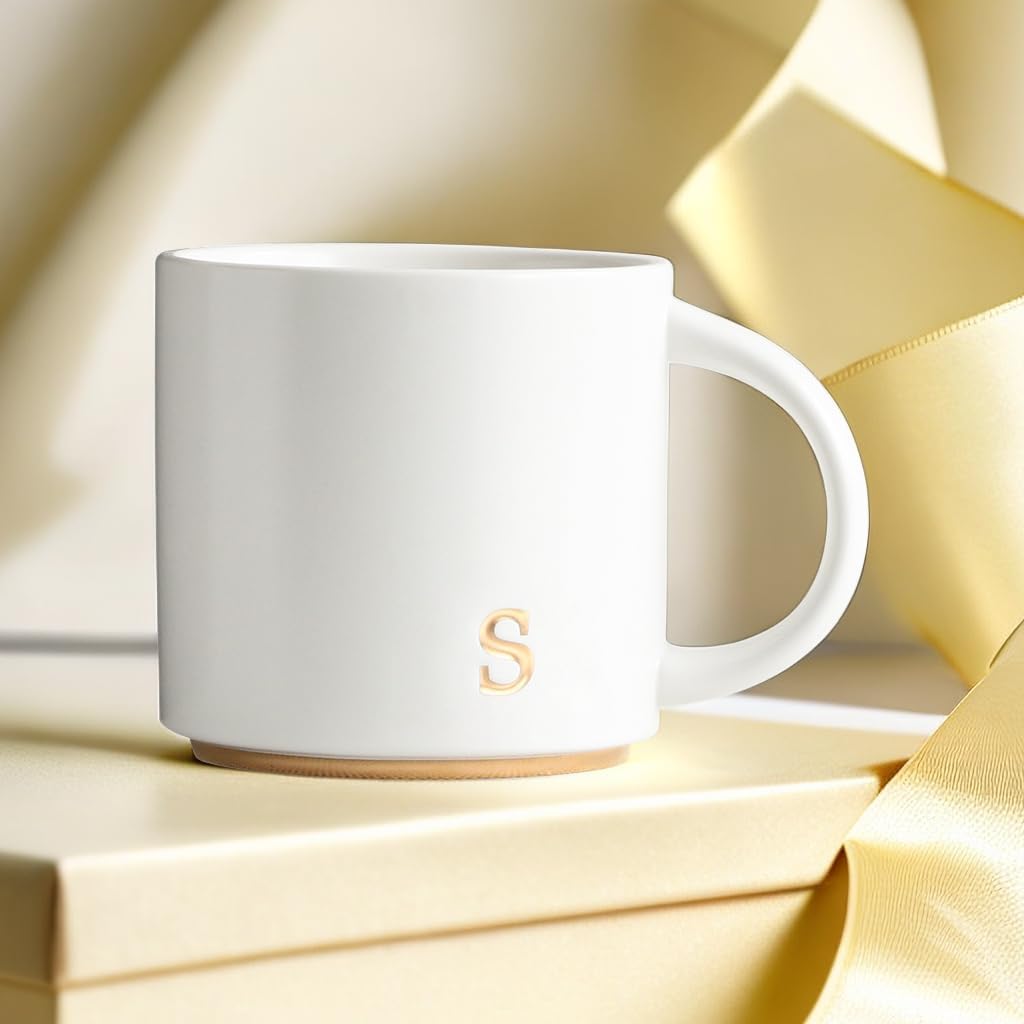 Detalle de Monogram Ceramic Mugs 15 oz Golden Initials