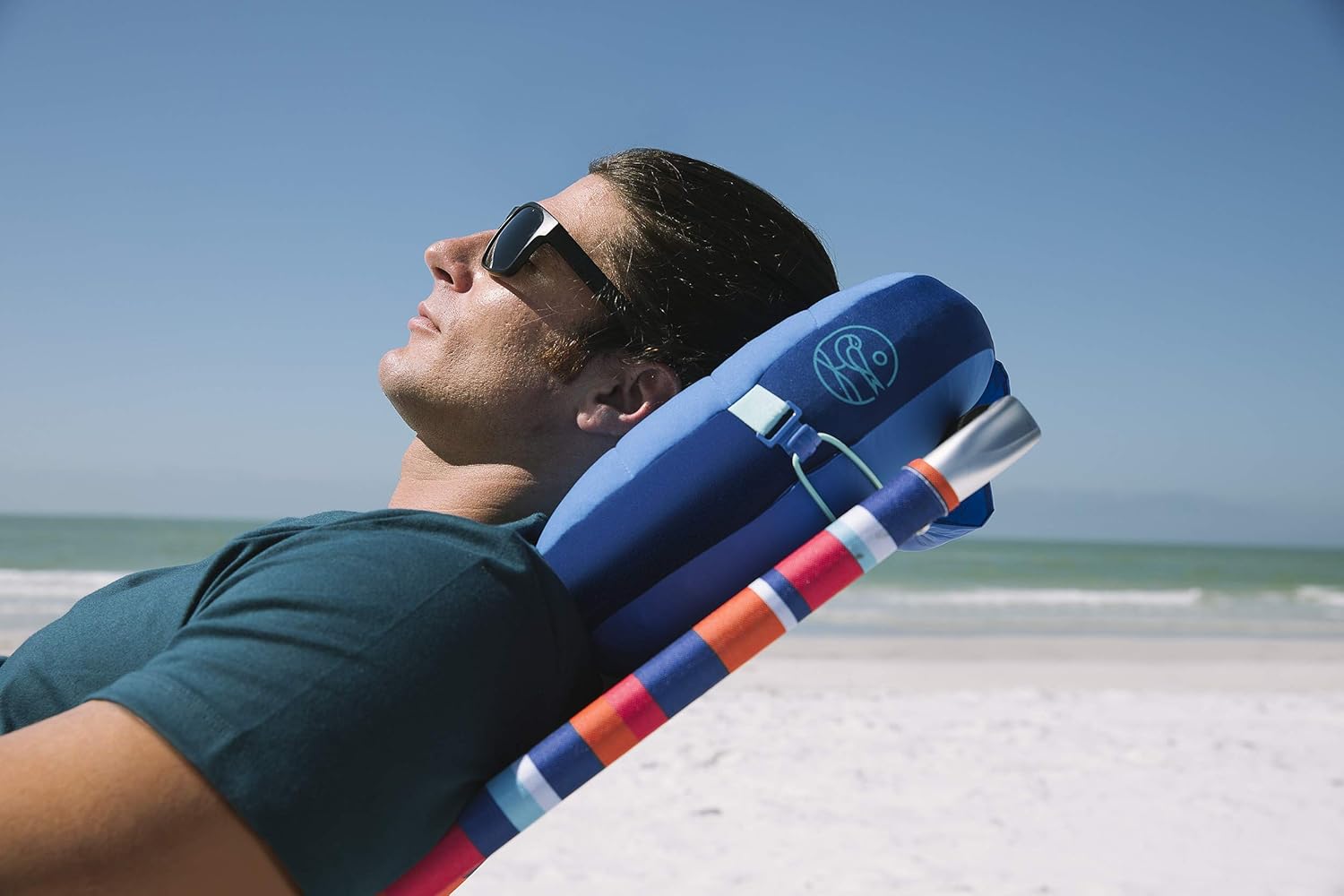 Thumbnail 2 de Ballast Beach Pillow in Palace Blue: inflatable beach pillow that stays put in wind