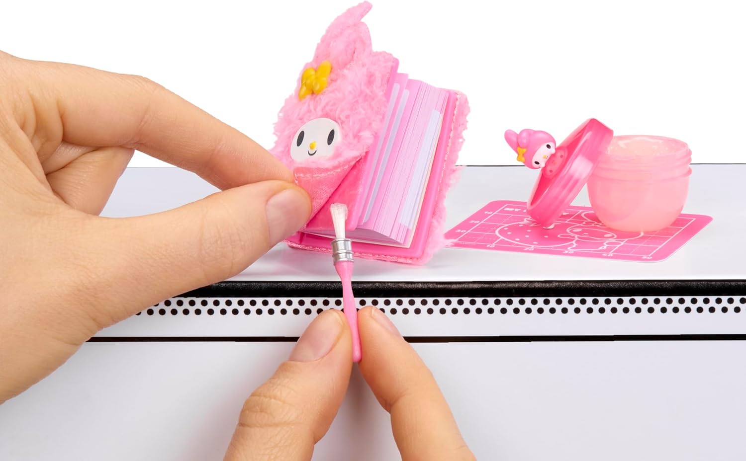 Thumbnail 2 de MGA's Miniverse Make It Mini Hello Kitty and Friends Series 3 Mini Collectibles