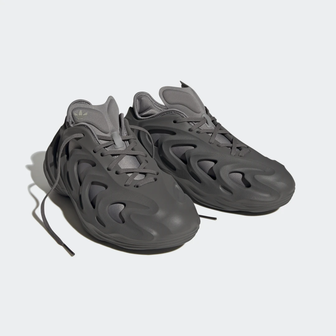 Detalle de Zapatilla Adifom Q de Adidas: estilo y confort para el día a día