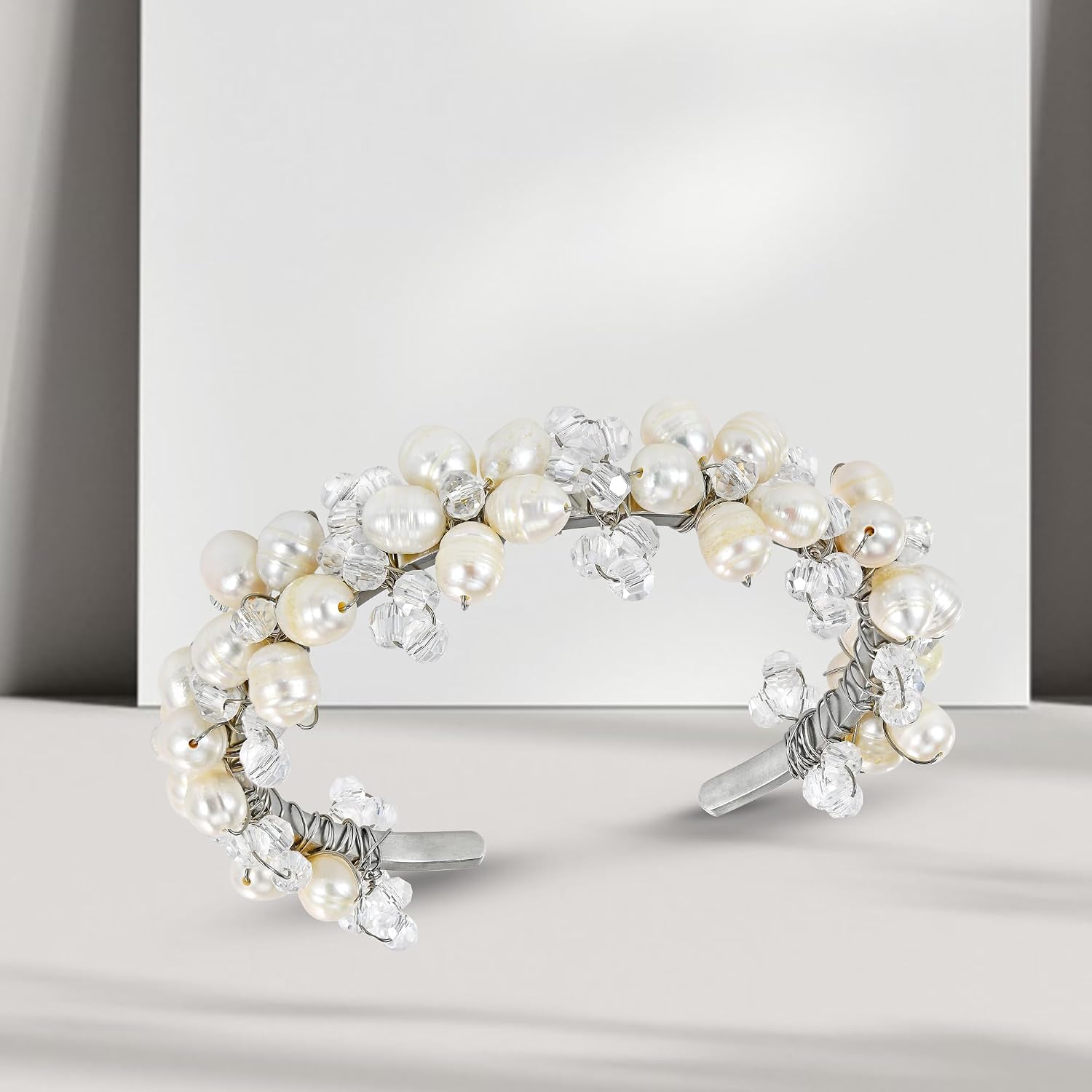 Detalle 2 de AeraVida Cuff Bracelet with Cultured Freshwater Pearls