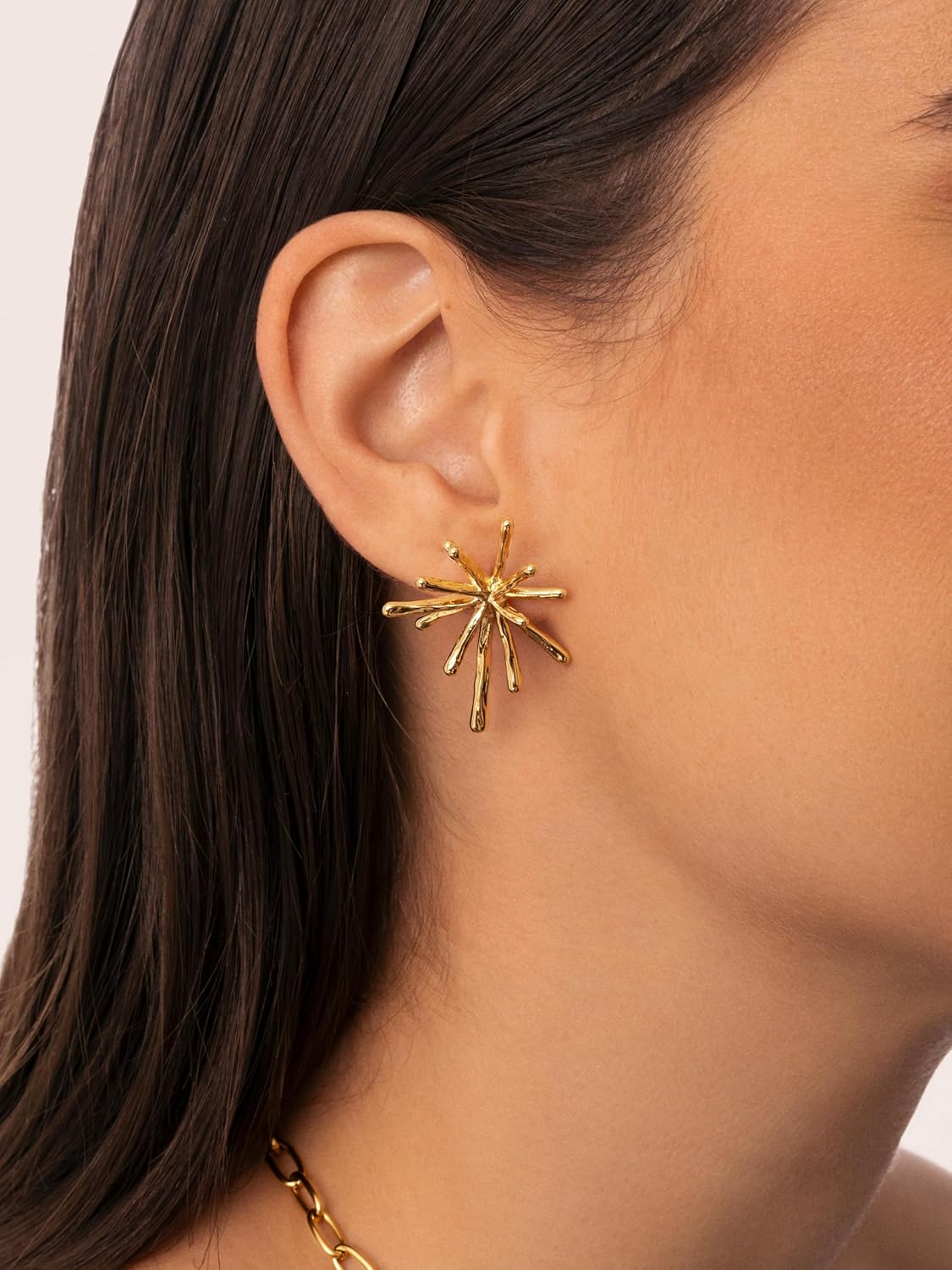 Detalle 2 de SINGULARU Orecchini Nova in acciaio con finitura oro 18Kt – Stella, chiusura in silicone