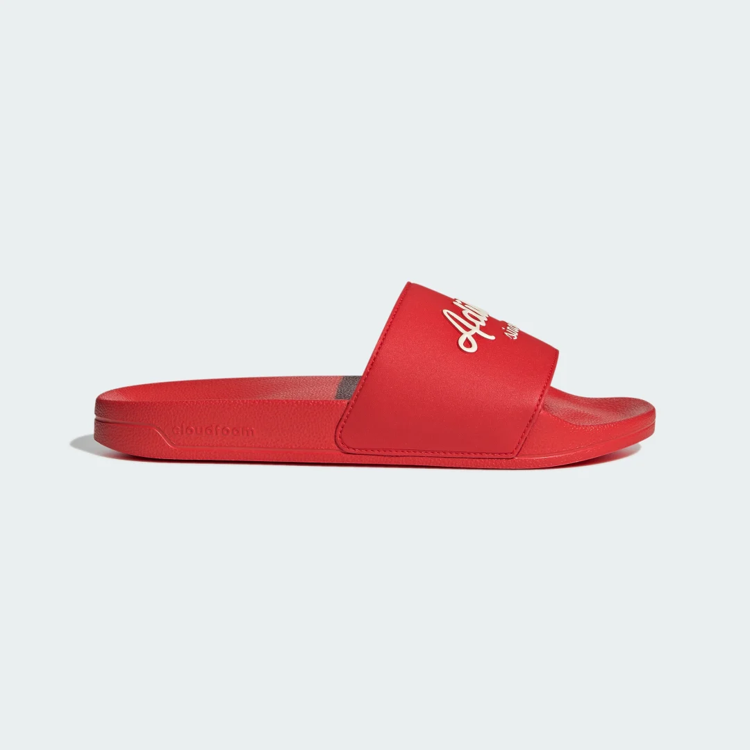 Detalle de Adilette Shower de Adidas: chancla roja versátil para ducha y uso diario