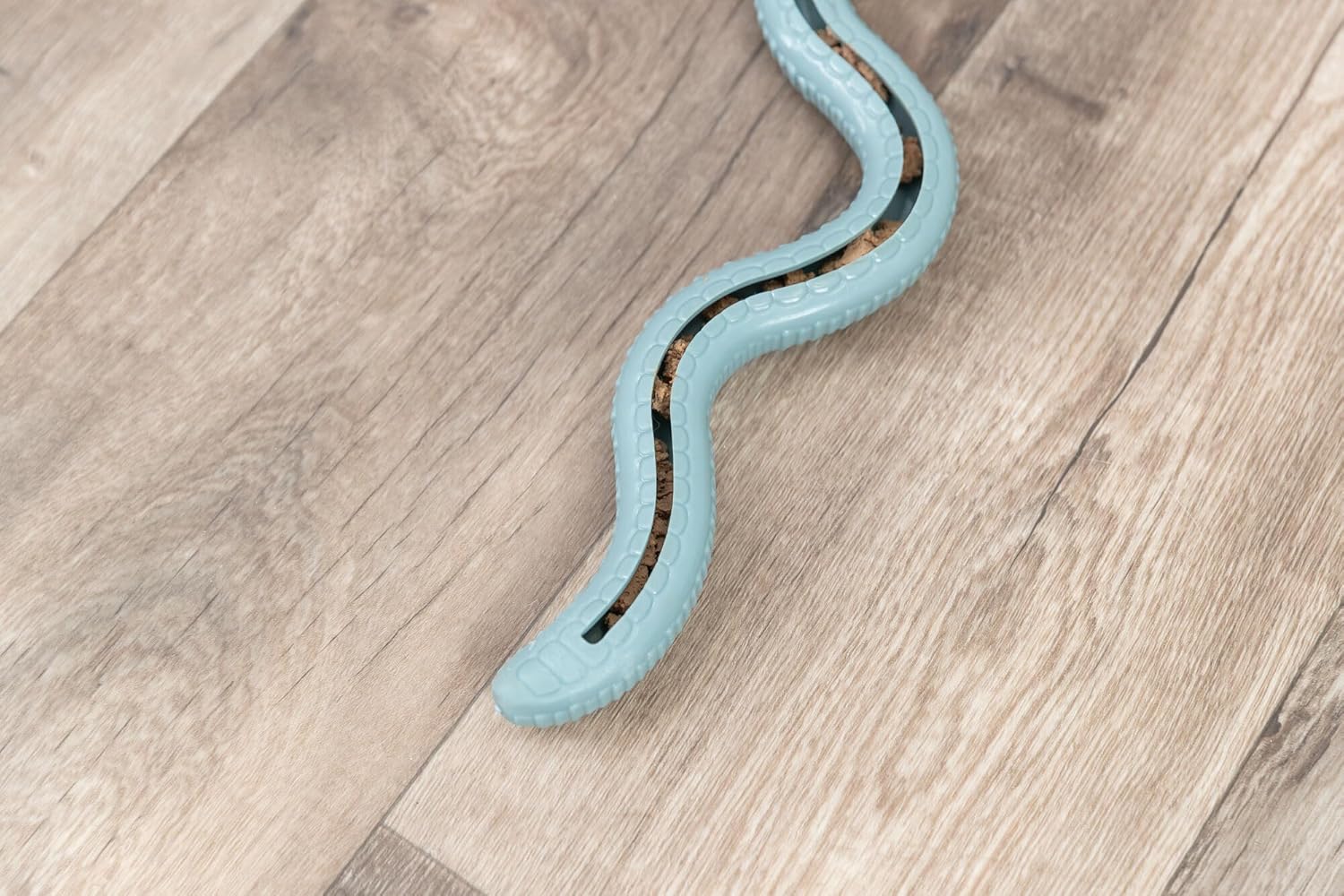 Detalle 2 de TRIXIE Snack Snake – 42 cm Fillable TPR Dog Toy