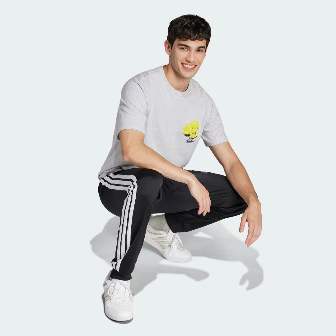 Detalle de Camiseta Lounge Still Life Lemons Graphic de Adidas (gris)