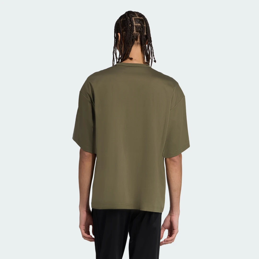 Detalle 2 de Camiseta Soft Lux de Adidas: comodidad discreta en Verde