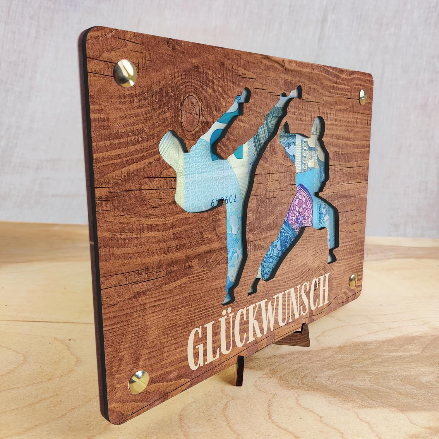 Thumbnail 3 de XL Geldgeschenk aus Holz „Kampfsport“ inkl. Ständer – 20×15 cm für MMA, Karate, Taekwondo & Co.